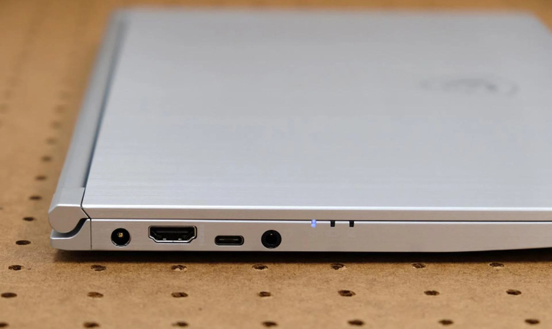 On the left, you have the power jack, HDMI port, USB-C port, headphone/microphone combo jack, and LED status indicators.