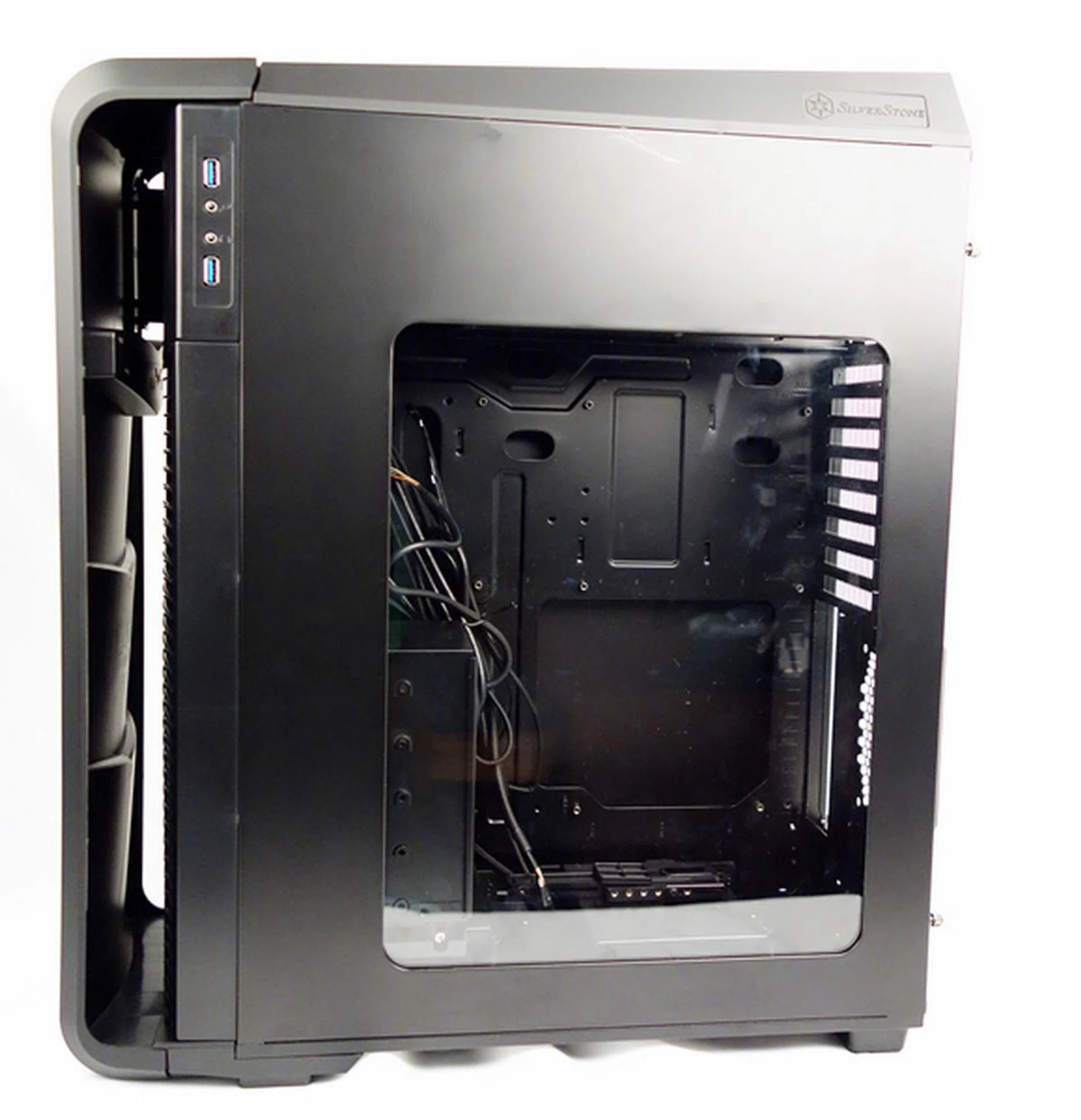 At this side of the Raven RV04, we see the I/O ports, and the large clear acrylic panel.