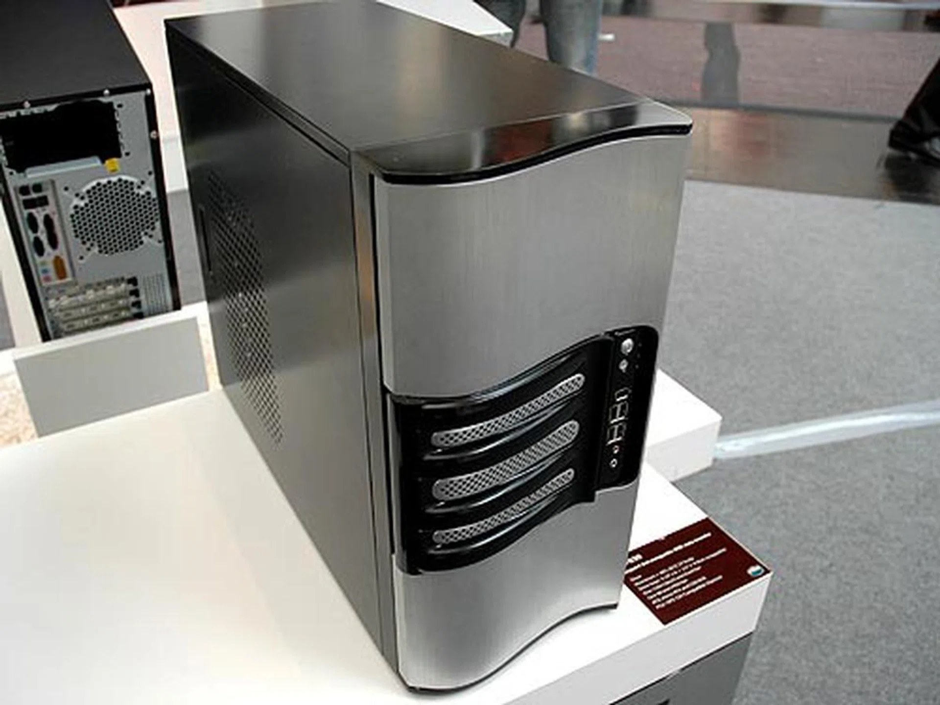 The RC-930 is a large casing capable of housing large server motherboards up to 12-inch x 10.5-inch. Designed for the entry-level server market, this heavy 16kg chassis features four hot swappable SATA drive bays. Besides that, it also comes with six external 5.25-inch bays for even more storage expansion. 