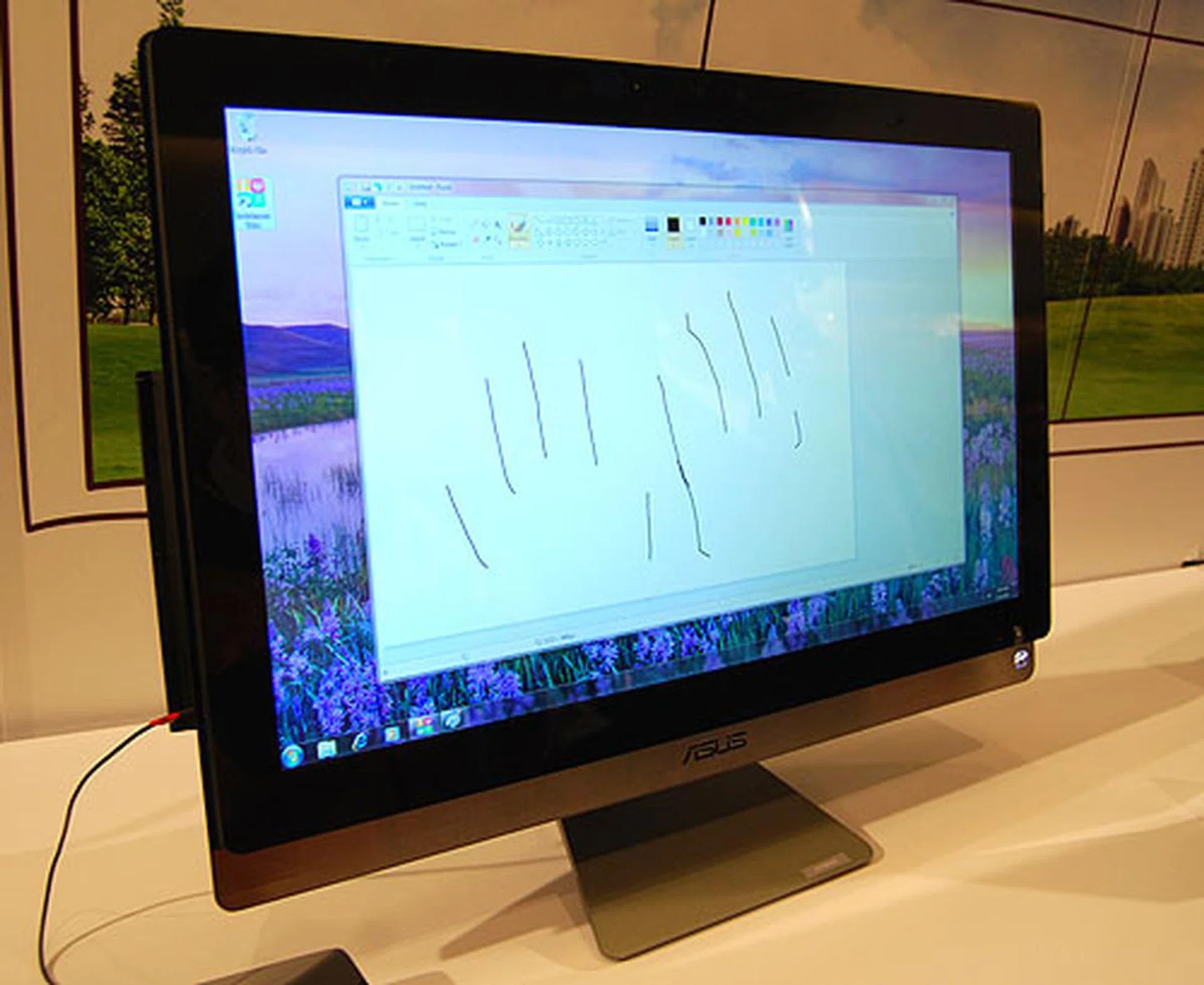 It's easy to paint with your fingers on this 27-inch ASUS AIO. 