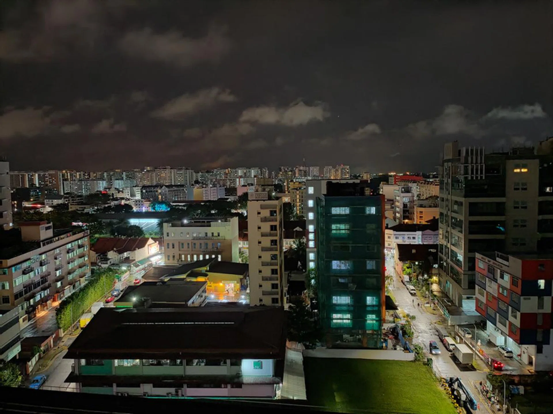 Reno2, 1x zoom,  f/1.7, 1/17s, ISO 3,103 (Click for full resolution image)