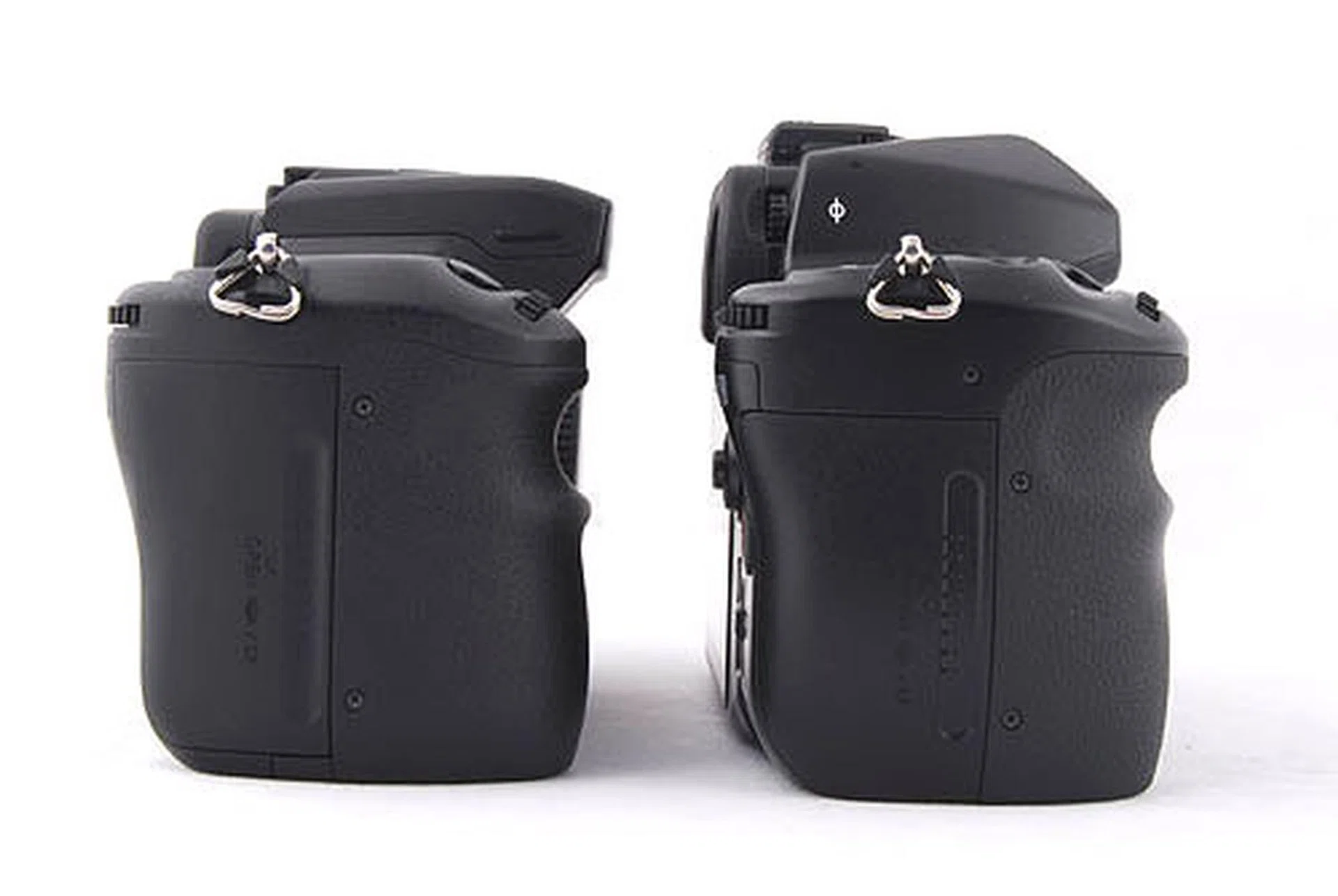 Again, the right side has not undergone any major overhaul. The A900 still takes one CF card and one Memory Stick, but you can now change the destination of the files on the fly, without having to go through the menus. Simply hit the Fn button at the back, and scroll to the bottom right selection on the screen; you can then switch between MS or CF.