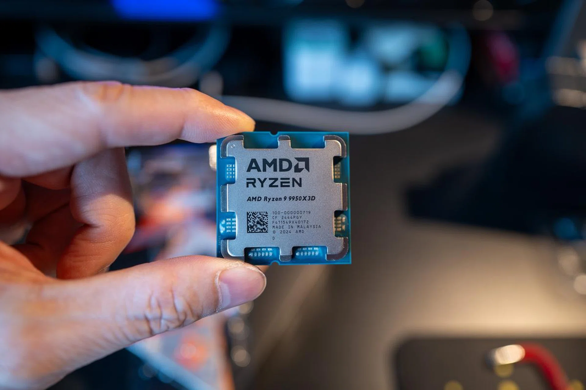Like the Ryzen 7 9800X3D before it, the Ryzen 9 9950X3D comes with a crucial architectural change. Image: HWZ