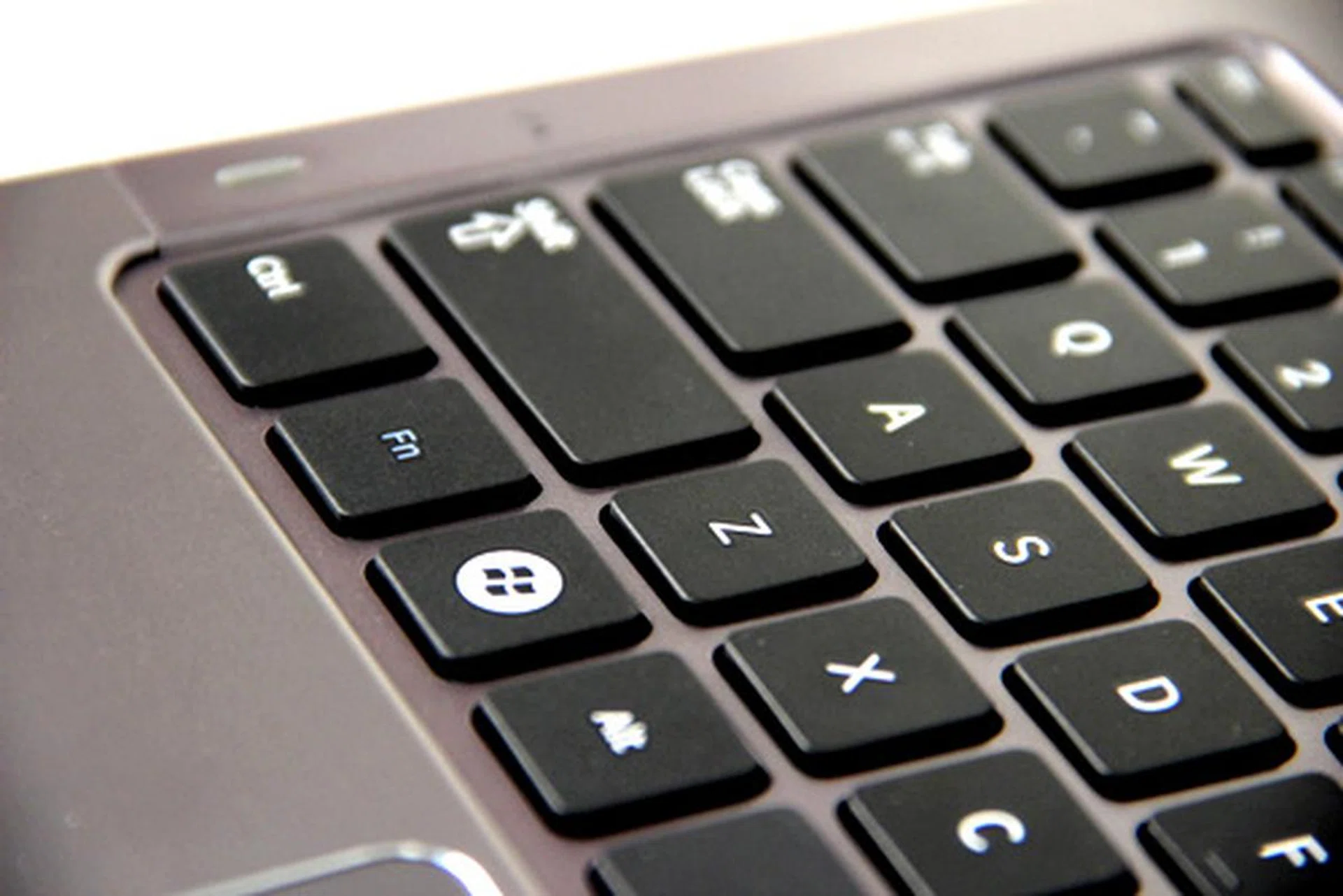The housing of the keyboard well is plastic so typing on the keyboard does induce some slight flex. However the excellent feel of the individual keys more than make up for this slight annoyance. 