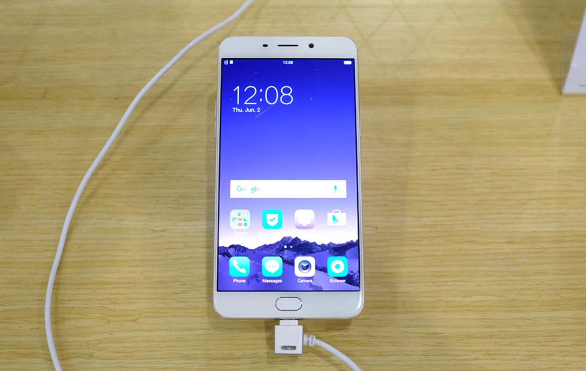 The Oppo R9 is a 5.5-inch smartphone with a Full HD AMOLED display, fingerprint scanner, 13-megapixel rear camera and a 16-megapixel front camera. It is powered by a Mediatek MTK Helio P10 MT6755 octa-core 2.0GHz processor with 4GB RAM. Get one at PC Show for $649.