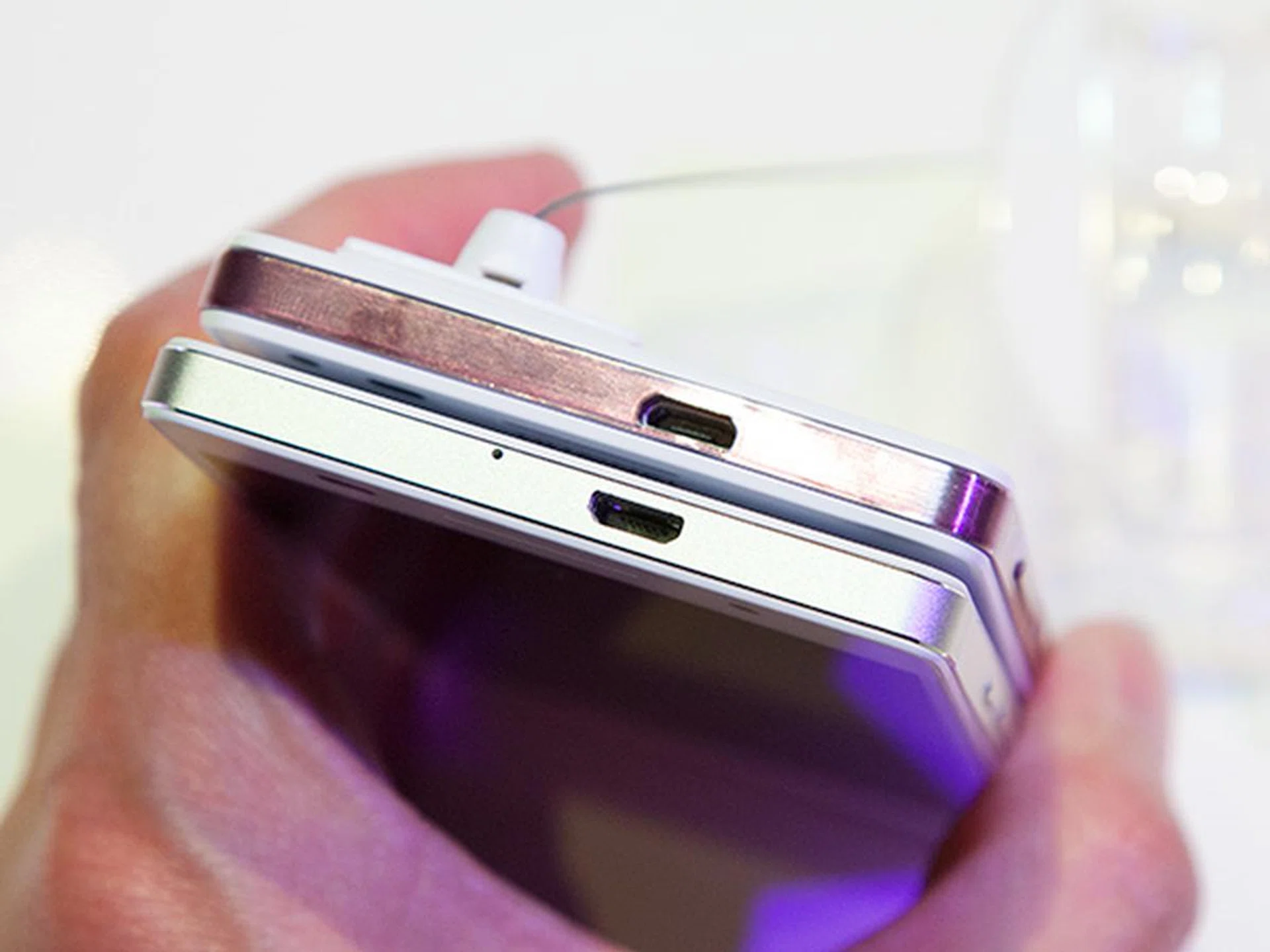 Similar to the Ascend P6 (bottom), the Ascend G6 4G (top) also has its USB port located on top of the phone. However, the orientation of the port is inverted on the Ascend G6 4G.