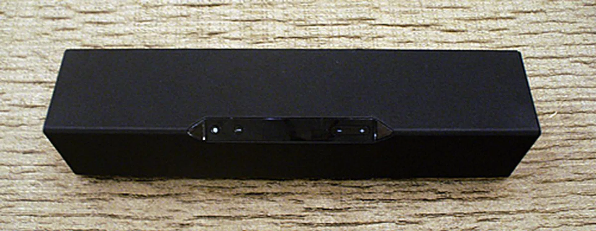 The D3x has the same specifications as the D5x but it differs from the latter because it does not feature a dock for your smartphone as is evident from this shot.