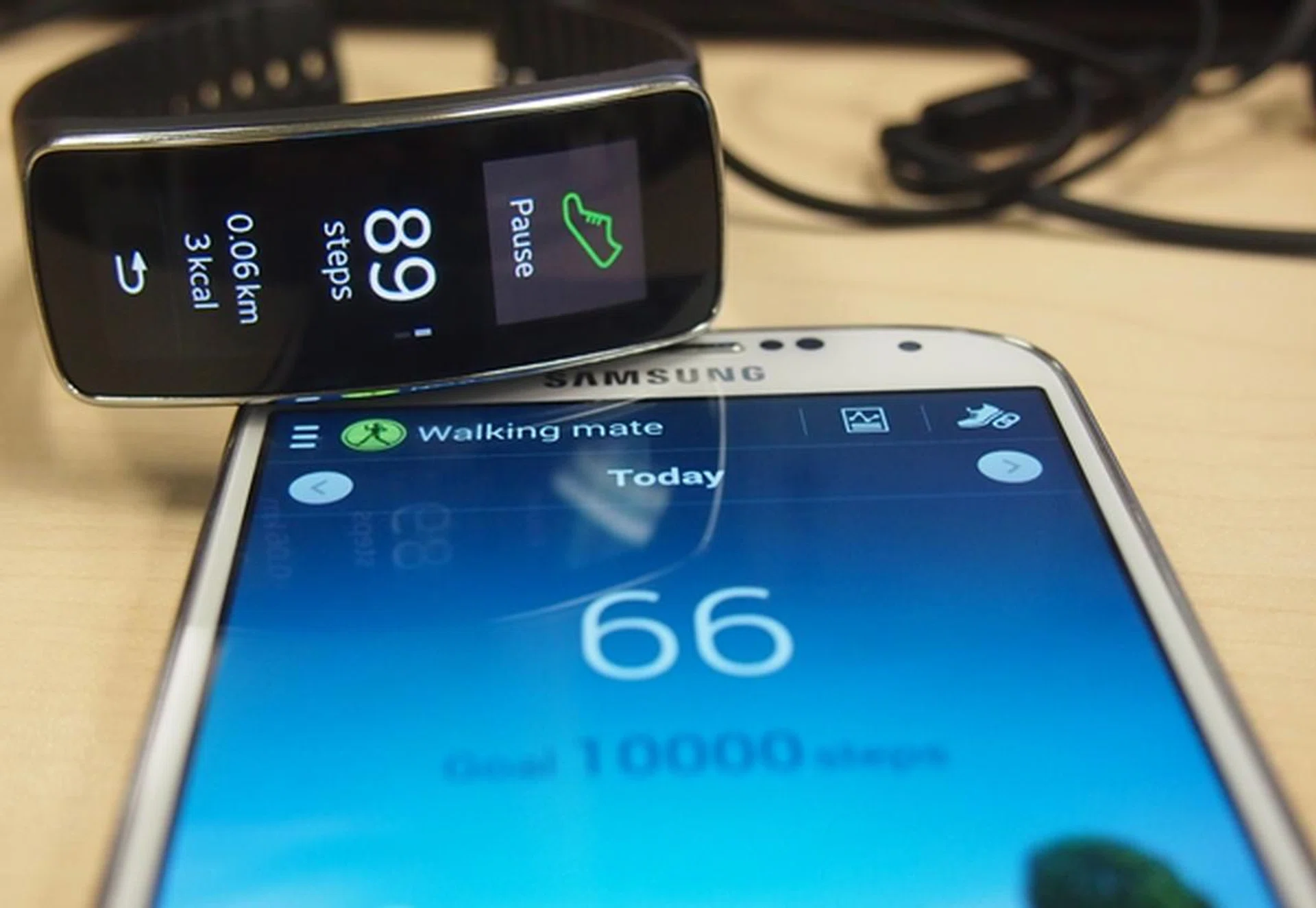 The Gear Fit tends to record more steps than the Galaxy S4 with LTE+ during our testing.