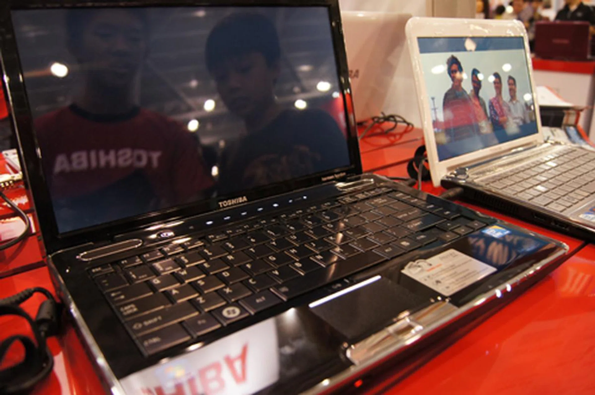 Looking for something in between? The Toshiba Satellite M500-D4314 fits that criteria, for only $1599. This gives you a notebook with an Intel Core i5-520M processor (2.4GHz), loaded with Microsoft Windows 7 Home Premium, 2GB RAM, 500GB SATA HDD and an NVIDIA GeForce GT310 graphics card working its magic on a 14" LED display. 