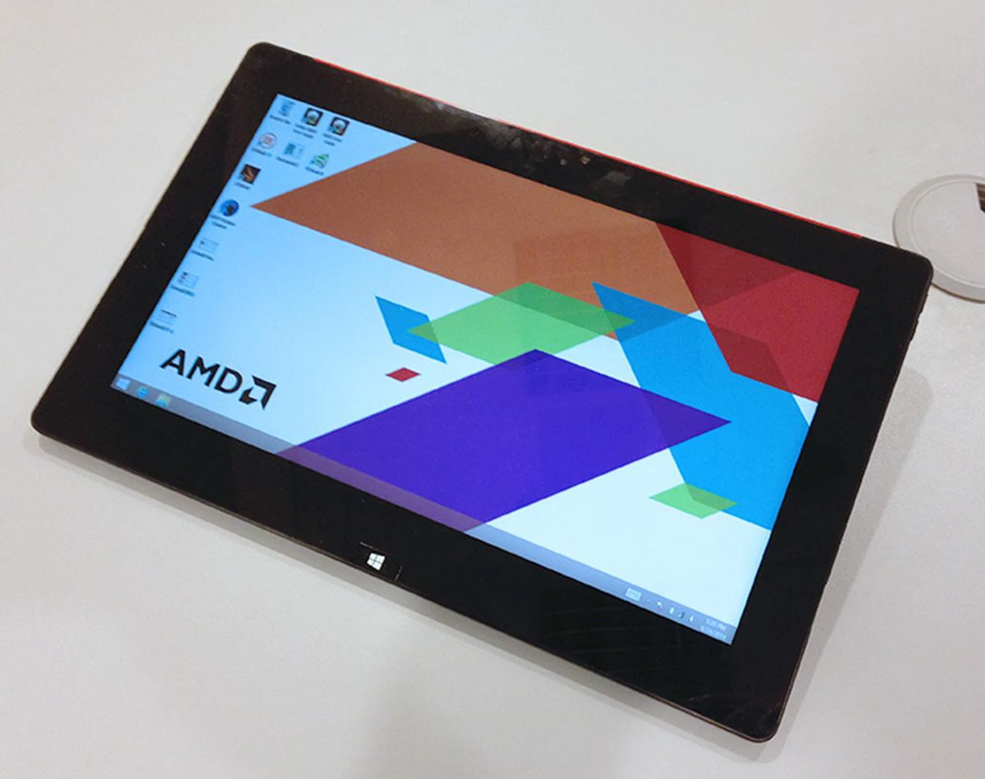 The Mullins reference tablet has an 11.6-inch display and is powered by the Mullins A10 Micro-6700T APU.