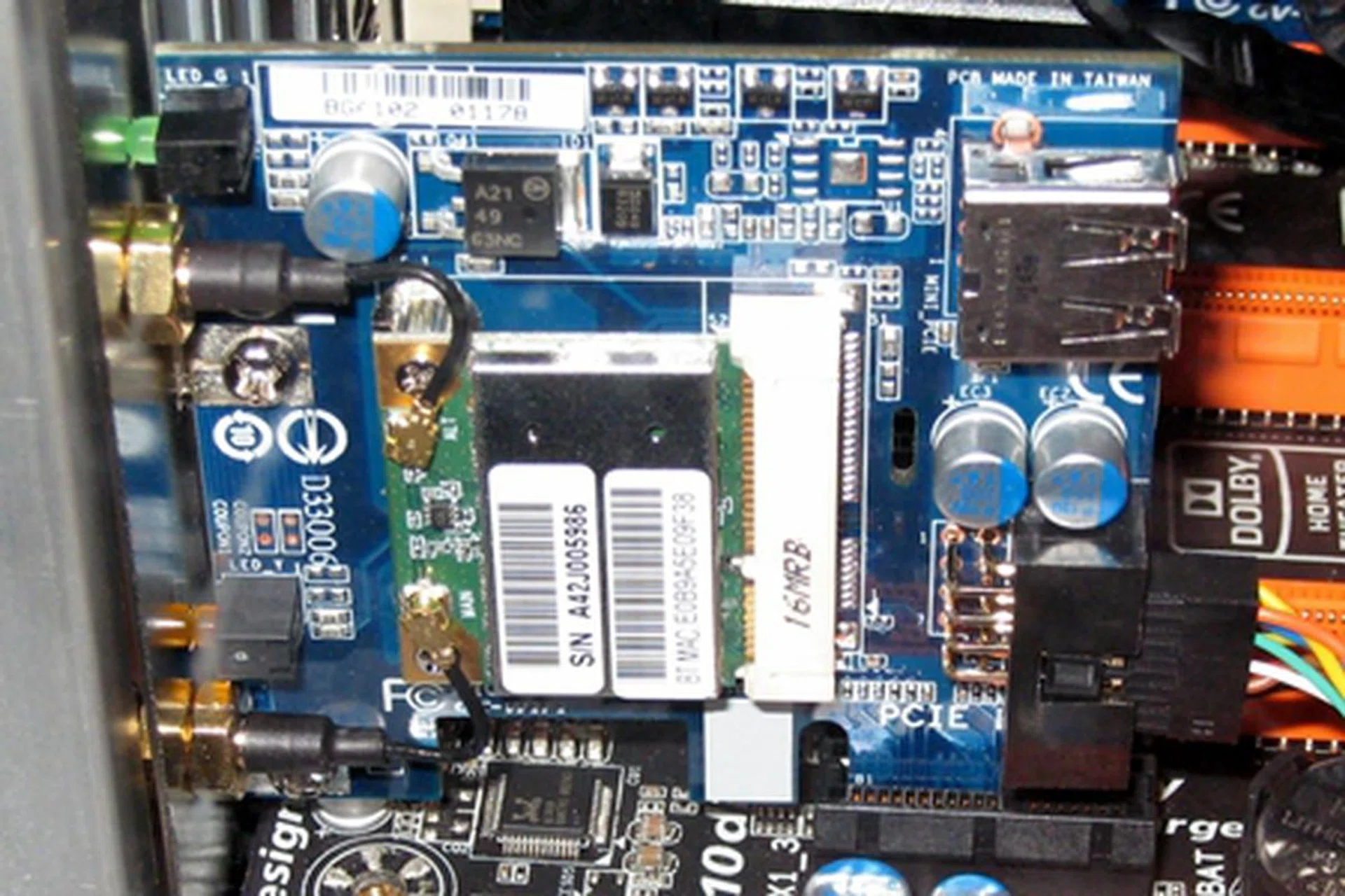 The Gigabyte Bluetooth 4.0 and WiFi PCIe add-on card is installed on the X79-UD7 board.