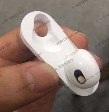 A photo showing the purported single "earphone shell" and "charging cockpit shell" of the AirPods Pro Lite (or AirPods 3). <br>Image source: 52audio