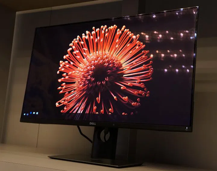 Here's another view of the new monitor and in this light, you can make out its design and thin bezels used.