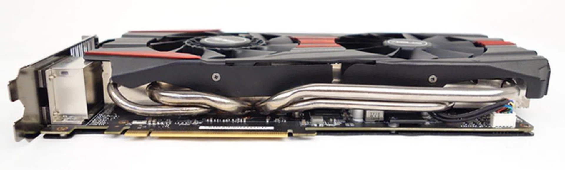 We can see the four 10mm copper heatpipes that are in direct contact with the GPU of the ASUS GTX 780 card.