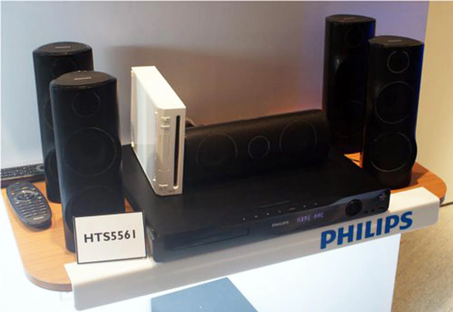 Geared to fill any space with sound, the HTS5561 with its 3Directional Angled Speakers and 1000W RMS power is a force to be reckoned with.