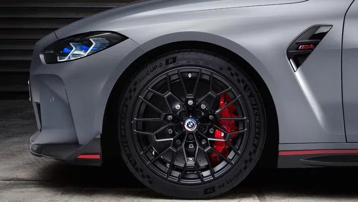 The forged wheels, carbon ceramic brakes, and lightened suspension component reduce weight by over 20kg. (Image source: BMW)