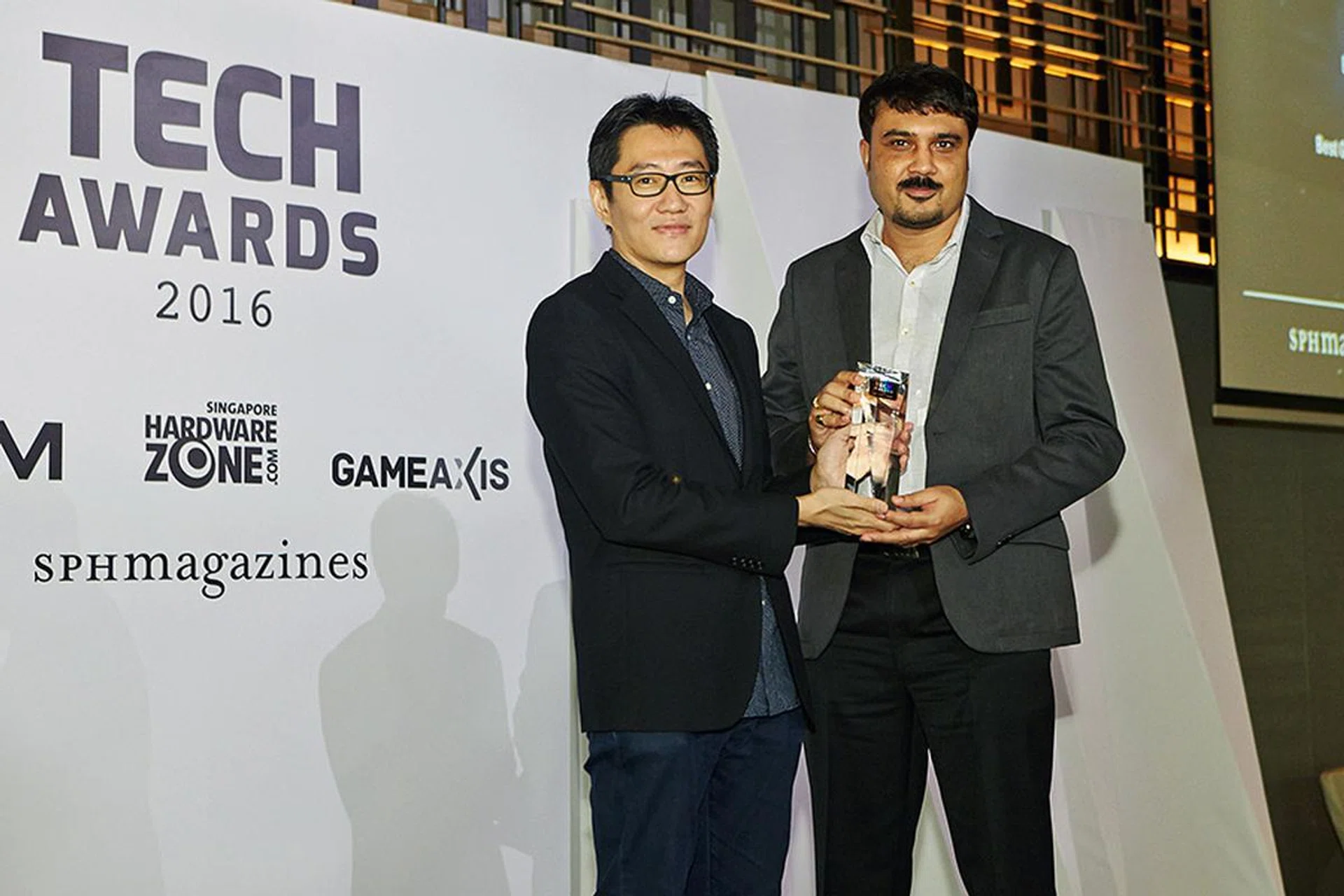 Dell's XPS 13 wins our Editor's Choice for Best Ultrabook, while Alienware is our readers favorite gaming notebook brand. Receiving the award on behalf of the company is General Manager and Director for South Asia and Korea, Mr. Rakesh Mandal.