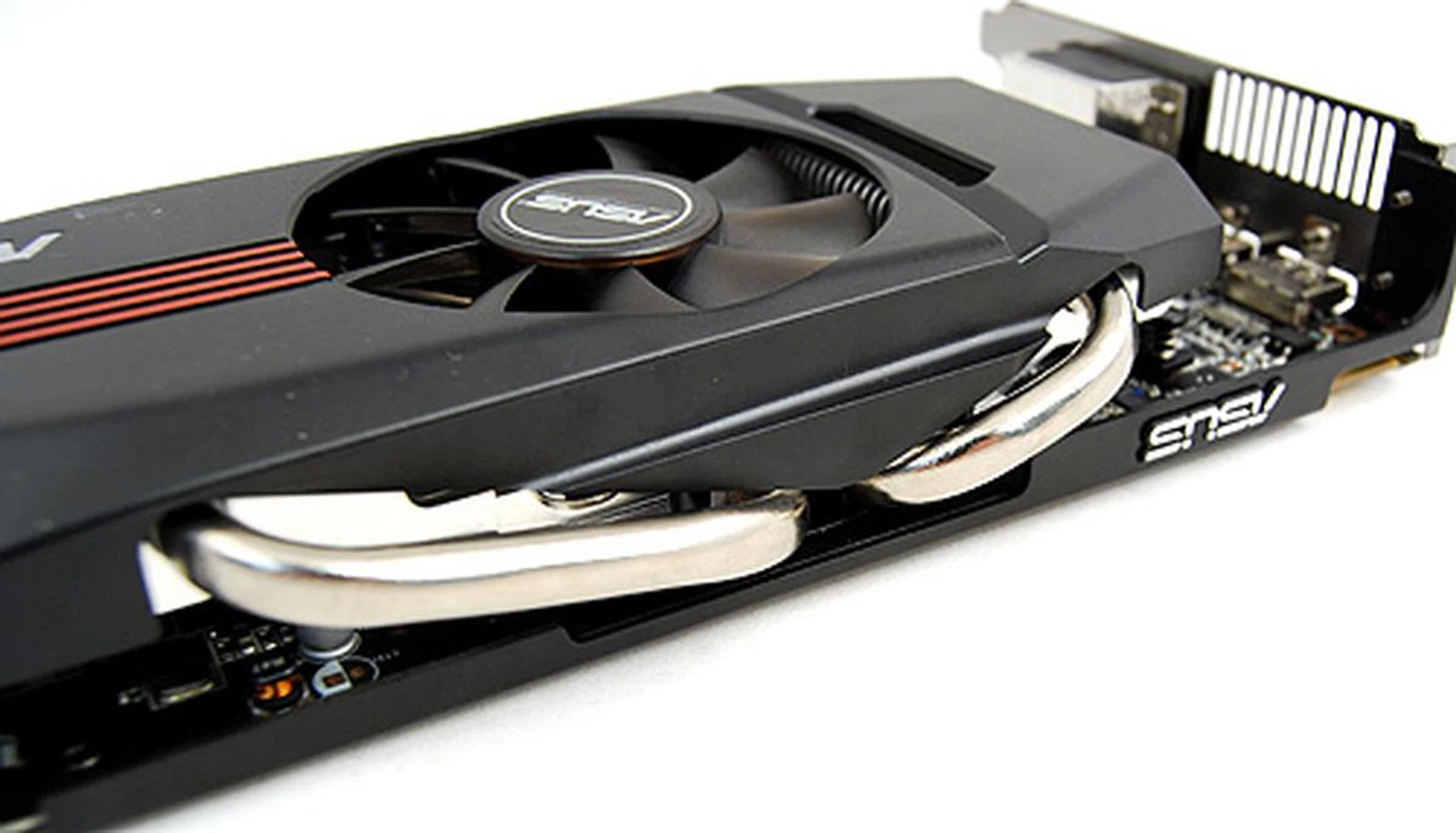 The heat pipes are in direct contact with the GPU core, this allows it to draw heat away quicker than traditional heatsink designs.