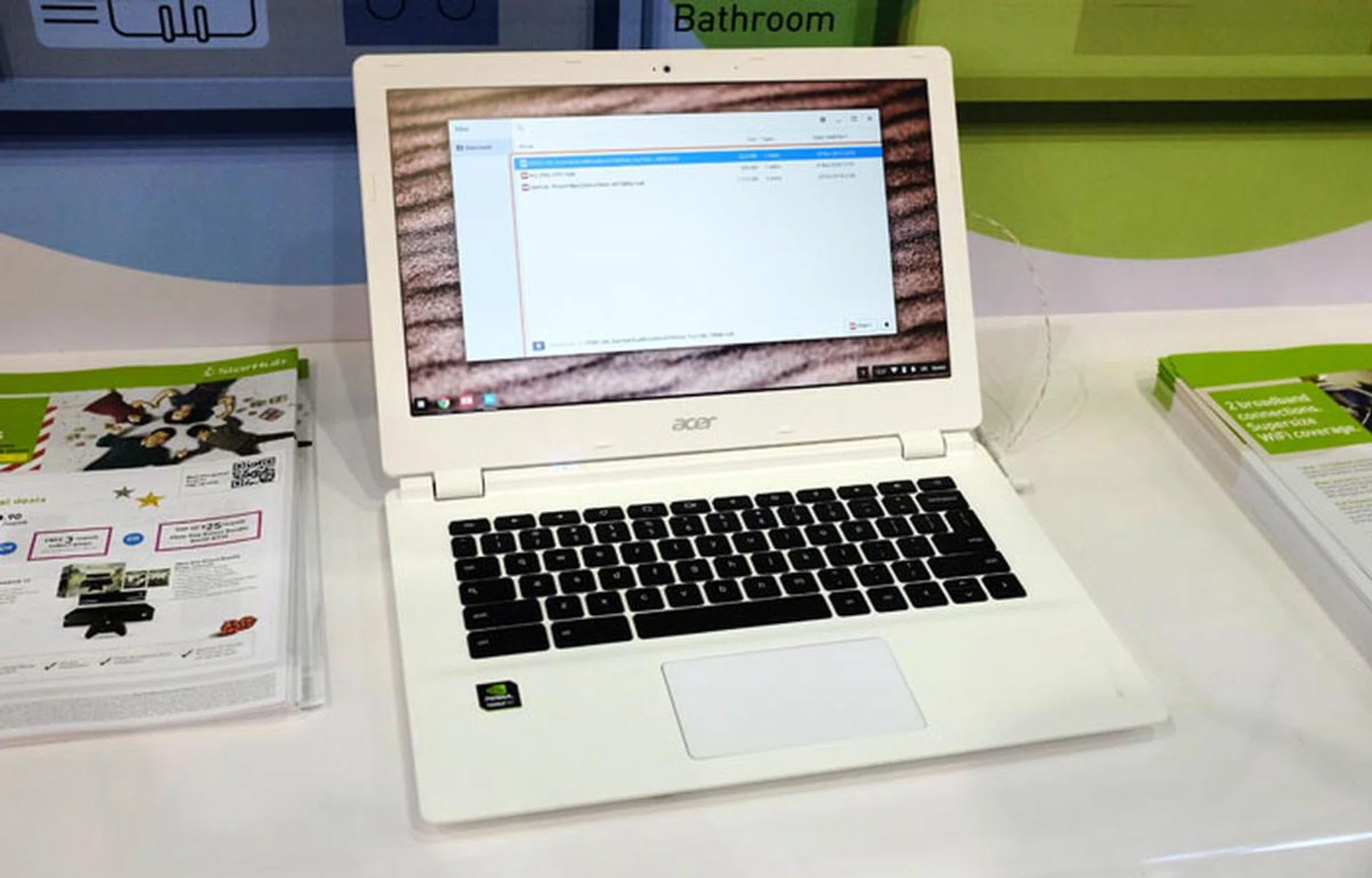 Get a free Acer Chromebook 13 worth $569 when you sign up for Starhub's 300mbps fiber broadband at $49.90/month. Or top up $25/month and get an Xbox One Kinect Bundle worth $739.