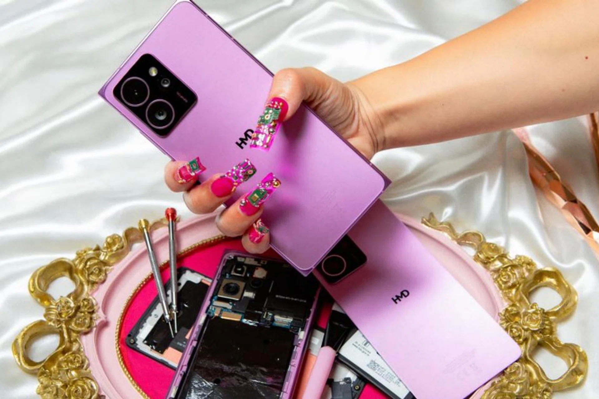 The HMD Skyline can charge wirelessly with any Qi2 charger. Photo: HMD