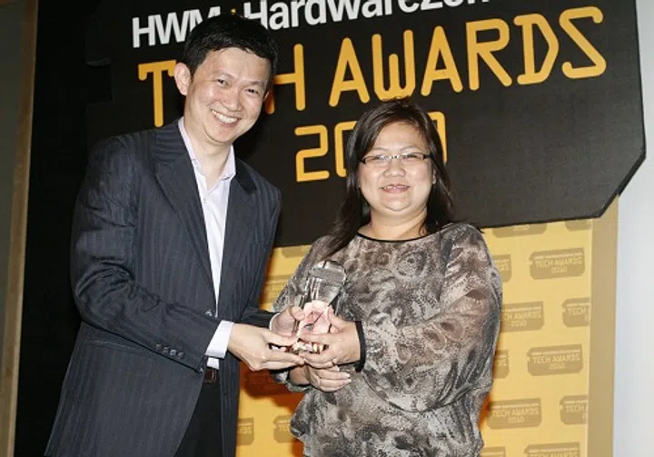 Bernice Kwok, GM for Computers and Communications with electronics retail store Harvey Norman, posing here with her Reader's Choice award for the Best Consumer Electronics Megastore in Singapore.
