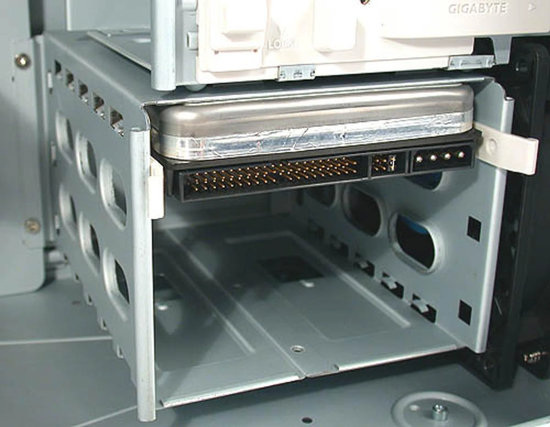 This is another increasingly common fixture in casings nowadays - the hard drive cage. Aligned to make installation and removal more convenient, it also receives the coolest air due to the close proximity of the forward 120mm fan.