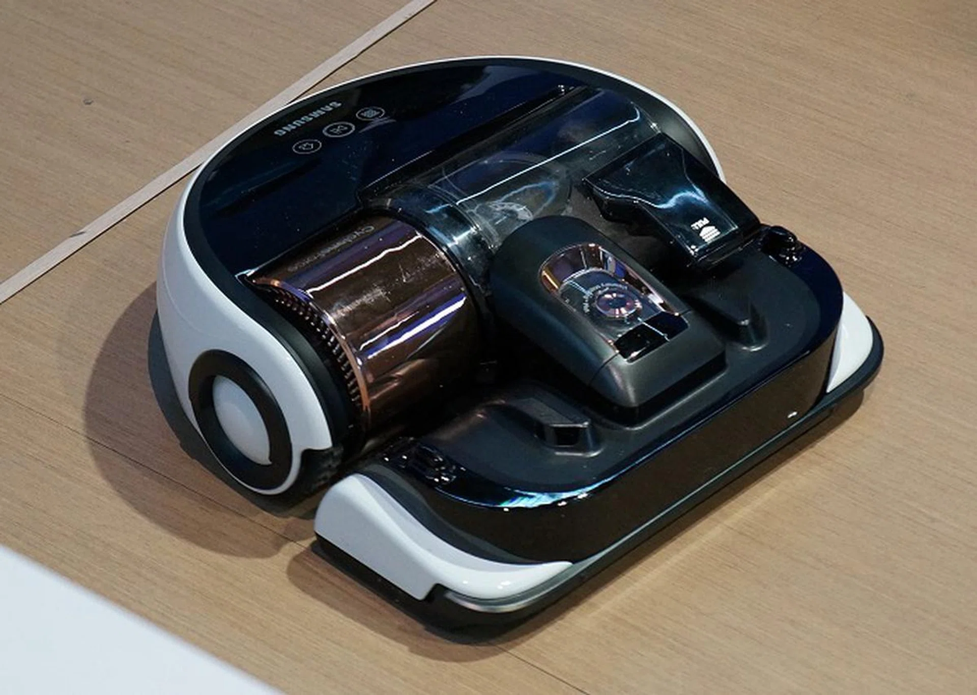 We then met this curious contraption, the Samsung PowerBot. It's a much more advanced robot vacuum cleaner and it even has a remote that allows you to draw out a specific area to be cleaned or direct it to where you need cleaning done most.