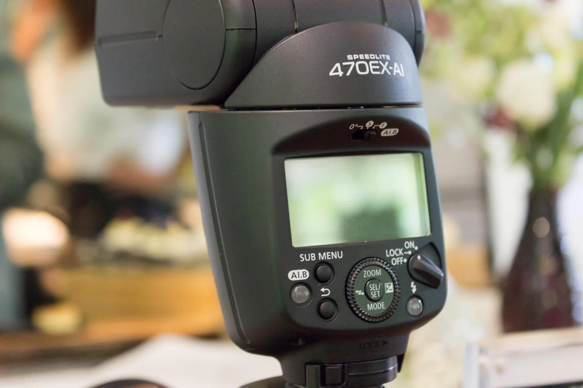 Press the ‘AI.B’ button to read the room and enable intelligent bounce.