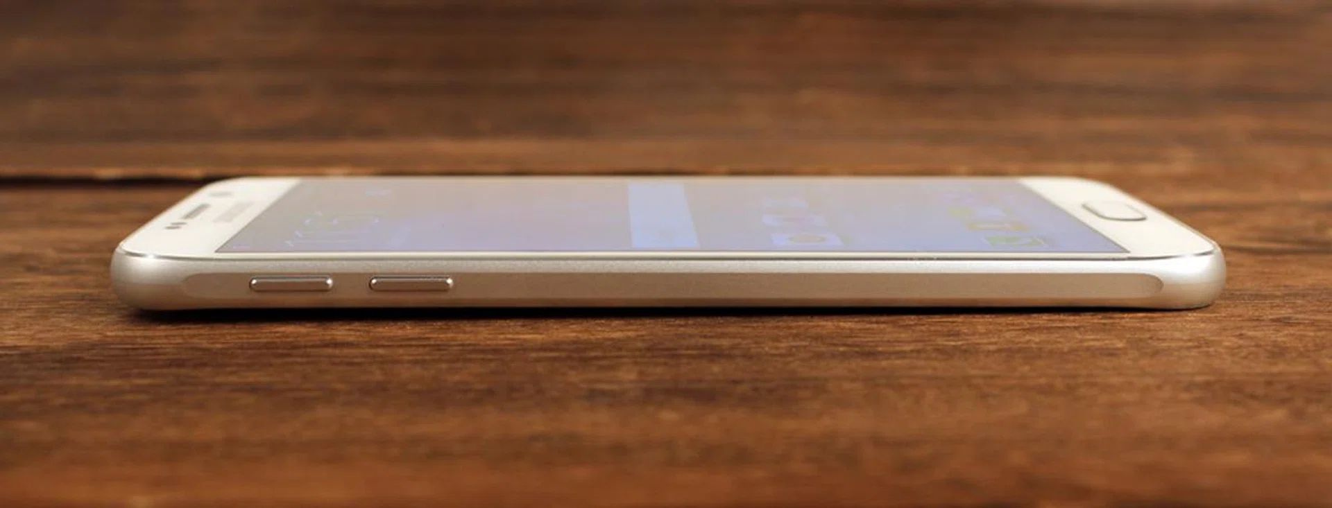 Instead of the volume rocker it normally favors, Samsung has opted for individual volume up and down buttons this time.