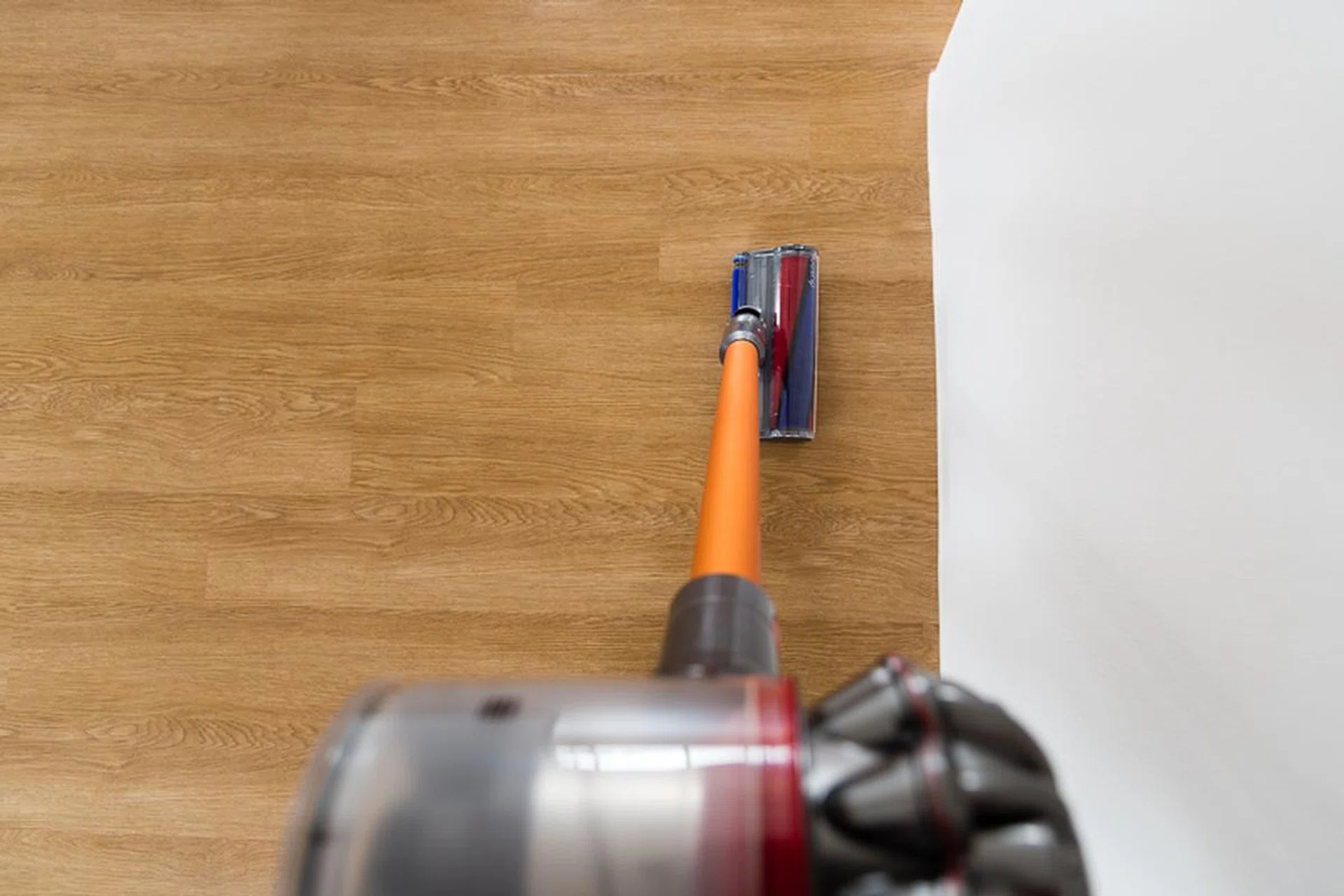 The soft roller cleaner head swivels around smoothly, making it easy to get the corners.