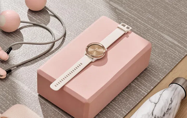 Garmin vivomove Trend hybrid smartwatch.