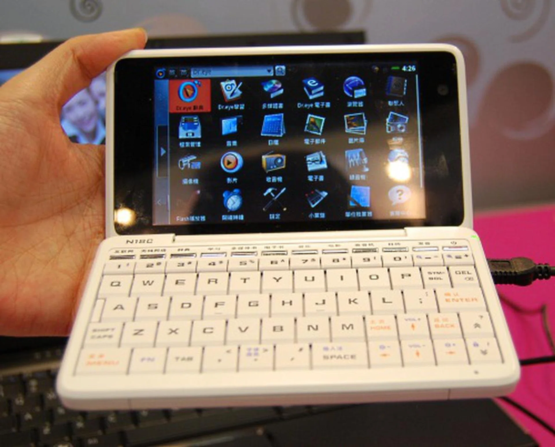 This device from Inventec is not strictly an ebook reader, but according to the firm, this Dr.eye device is a handheld mobile internet terminal. It has multimedia capabilities and a camera for photo and video. It weighs little at 250g while being able to do things like allowing users to check email.