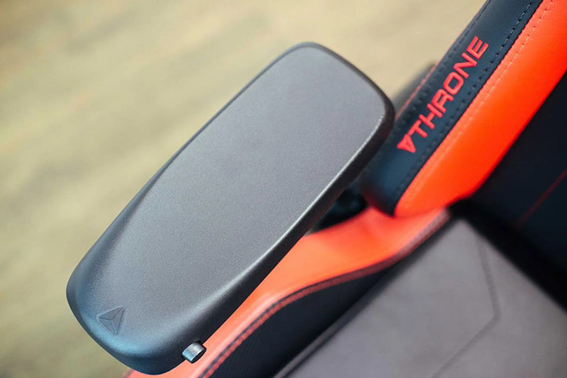 Secretlab Throne 2018 armrests