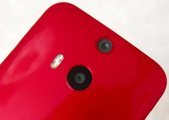 The HTC Butterfly 2 is the world's first smartphone with a 13-megapixel Duo Camera.