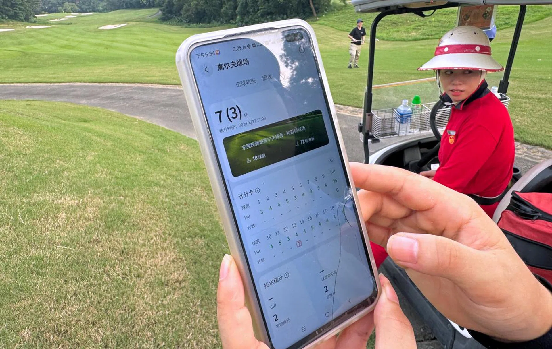 Data from the smartwatch can be reviewed in between holes via the Huawei Health app. Photo: HWZ.