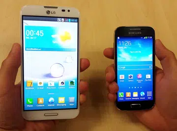 Here's the 5.5-inch LG Optimus G Pro on the left compared with the much more pocket-friendly 4.3-inch Samsung Galaxy S4 mini on the right. And yes, handling smaller phones are a lot easier too.