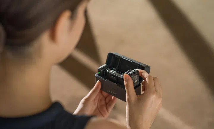 DJI Mic 2 in user with charging case. (Image source: DJI)