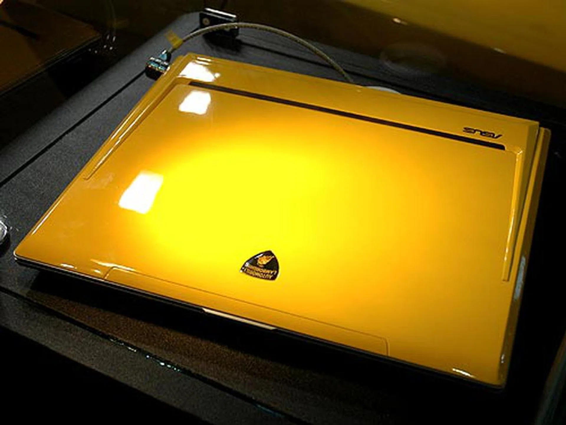 If you don't want a red Ferrari notebook, then ASUS might just thrill you with their yellow Lamborghini notebook. This exclusive notebook is designed by Lamborghini and we don't think it needs further introduction.