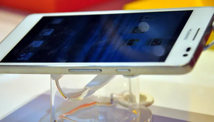 With its aluminum body and metal frame, the device looks suspiciously like a particular smartphone.