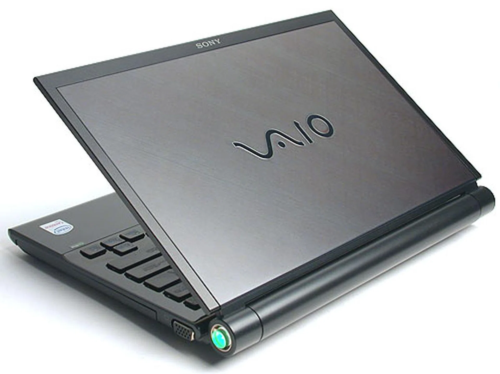 If technological artifacts can be works of art, then we have no doubt that the Sony VAIO TZ team did its best to create one here. It's expensive, bloated with software and less than responsive at times but it truly looks stunning and as light as a feather compared to most notebooks. 