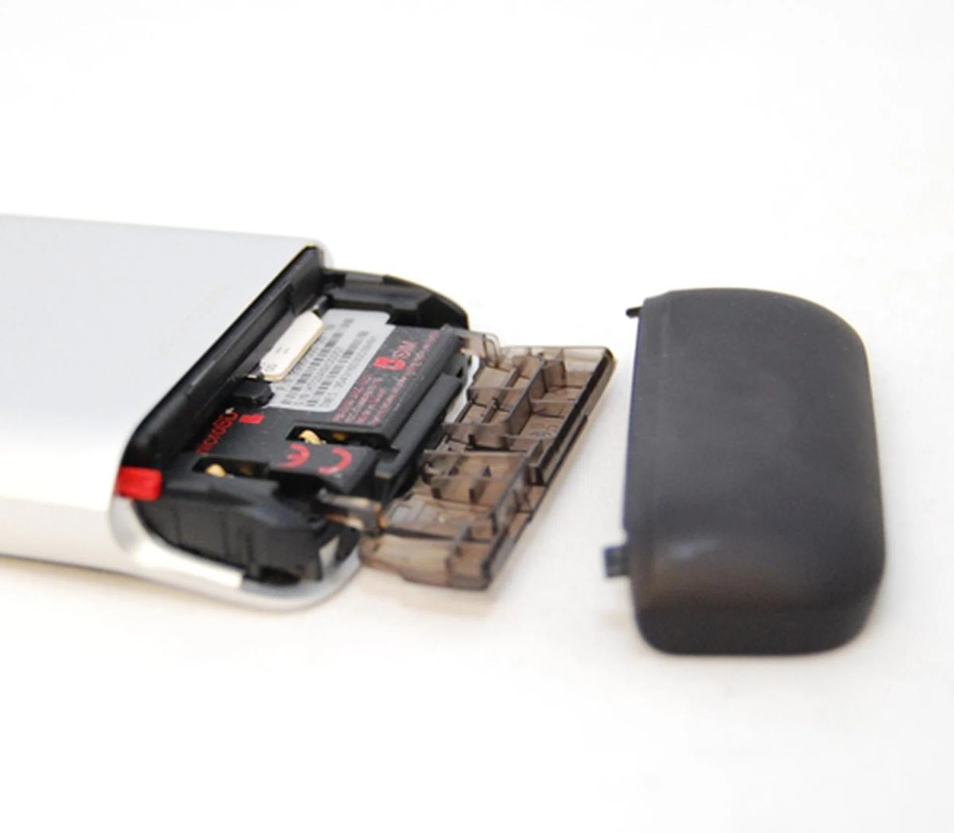 The safety clasp not only keeps everything in place or from falling out, but also as a reminder that the battery has been wrongly inserted - the clasp will only close with a resounding snap if it has been properly set in place.