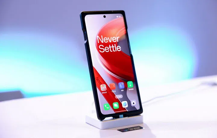 The OnePlus 12 was seen at an official OnePlus-Oppo-BOE event. <br>Image source: @UniverseIce