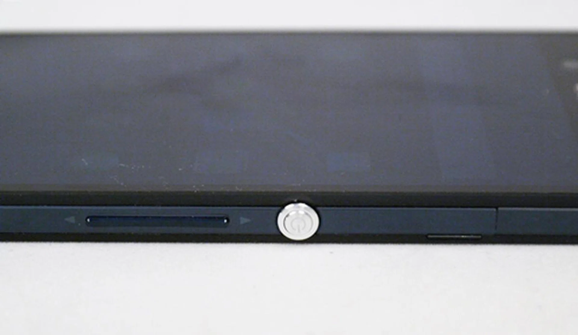 You can't miss out on the eye-catching power button even if you want to. Its location also makes it convenient to access the button, which is particularly important for a device with a 5-inch display as you do not need to stretch too much to reach the top to turn on the screen.