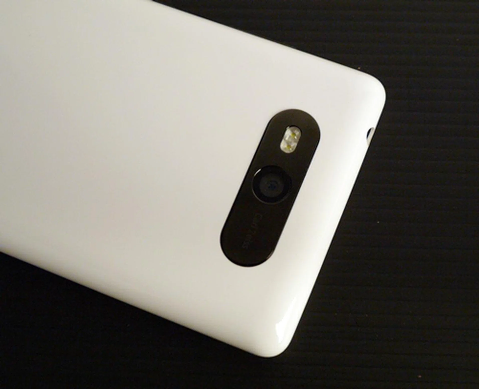 The Lumia 820 might not feature the PureView-backed prowess of its 920 sibling, but it does hold its own with a 8-megapixel sensor, Carl Zeiss optics and dual LED flash.
