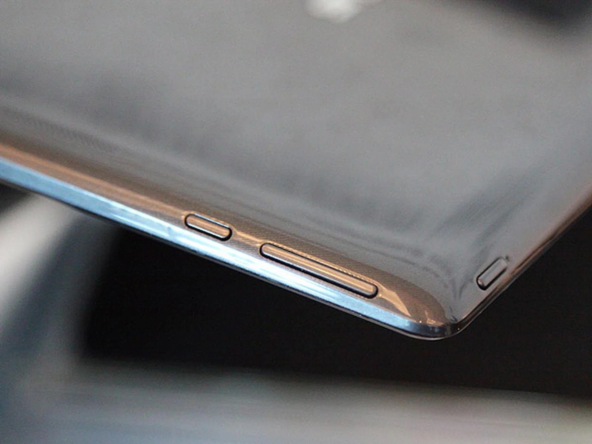 From left: Windows Home button, volume switch and power button. It's quite unconventional to have the home button located on the left flank of the tablet as most Windows tablet have the home button located on the bottom center of the screen.