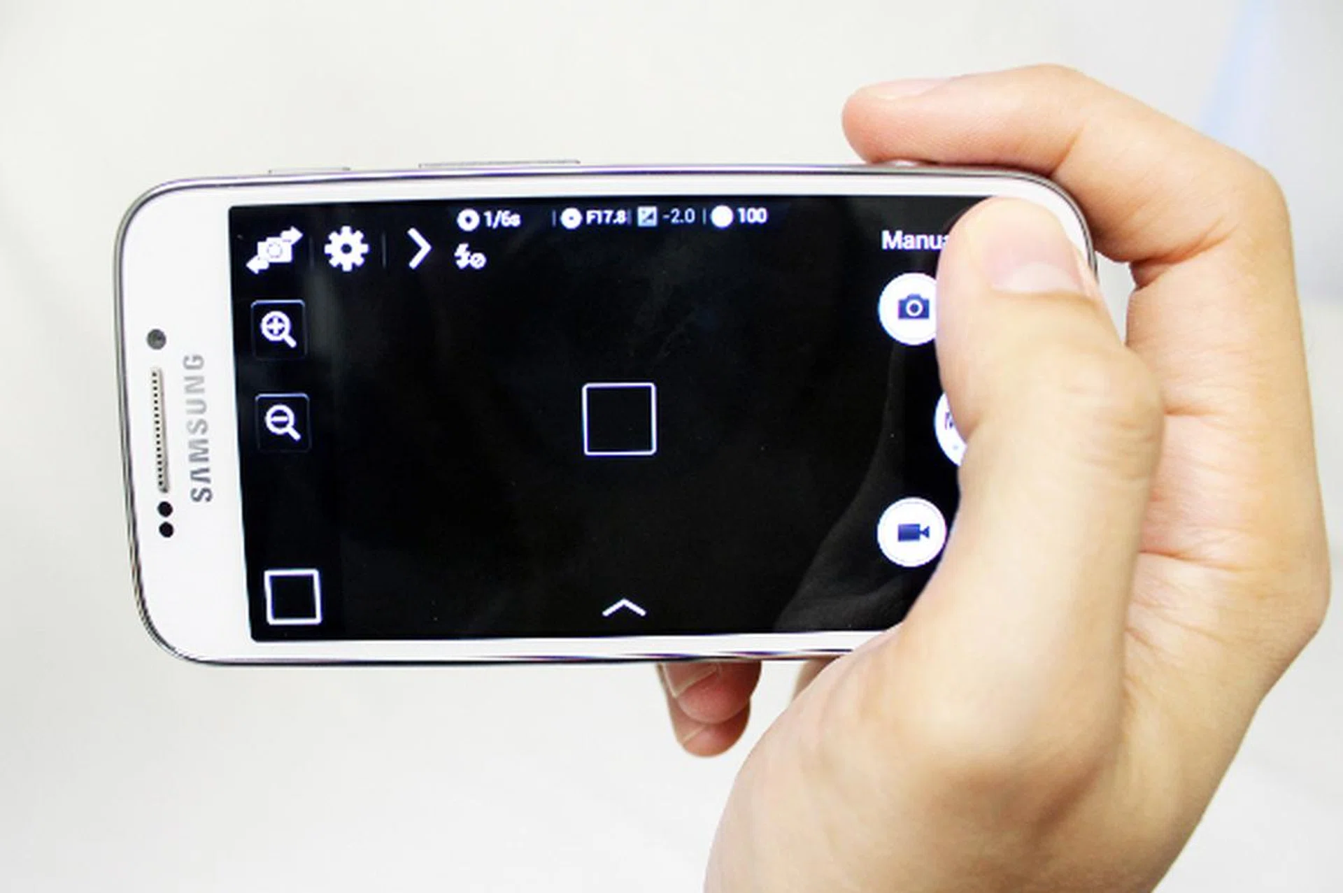 As you can see, the lack of a thumb rest makes it a bit tricky to shoot with one hand. Unless you're really careful, your right thumb may accidentally press the back button on the S4 Zoom, and exit camera mode. 