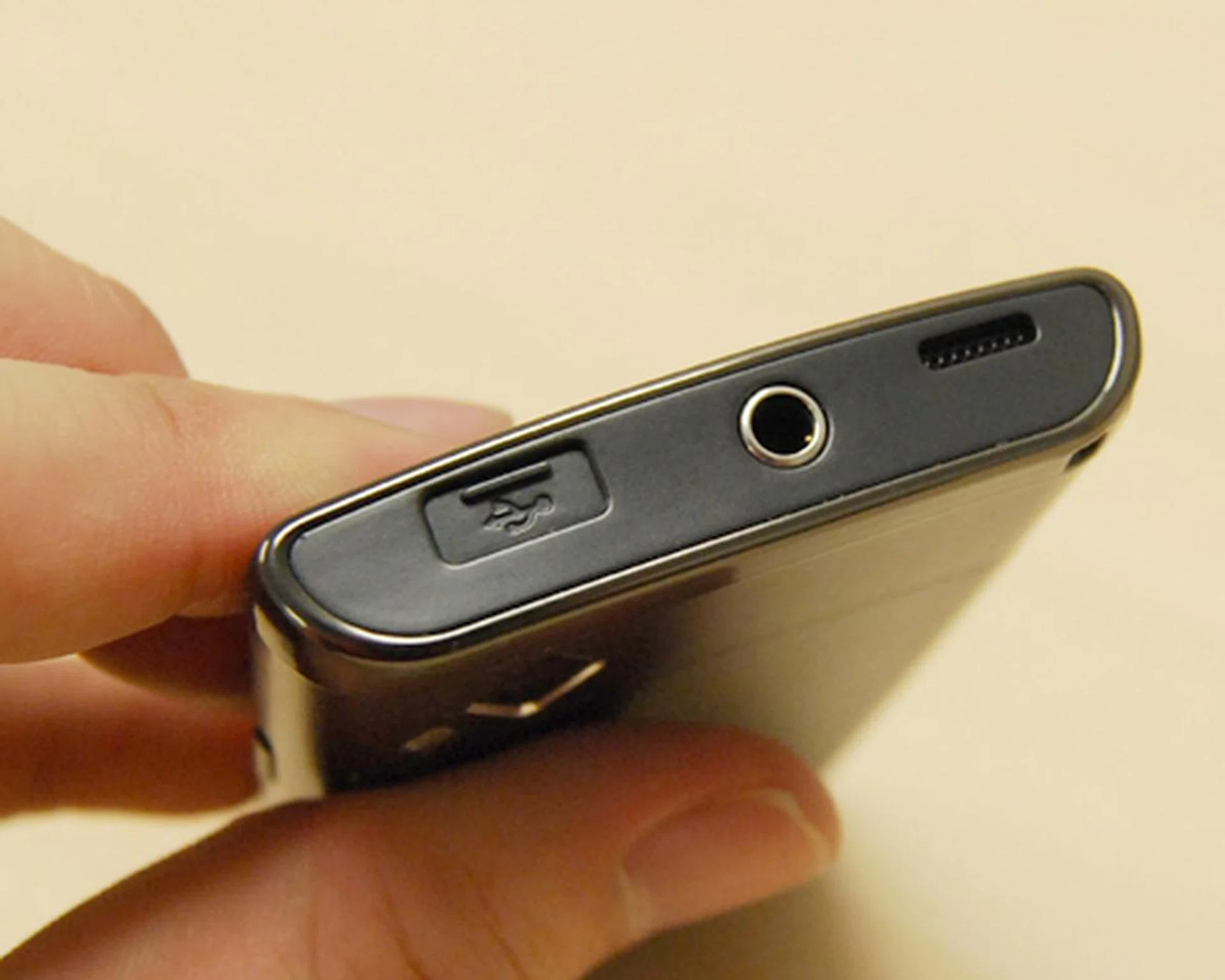 The microUSB port is protected by a sliding cover. At its side is the 3.5mm audio port, supporting 5.1 surround sound.