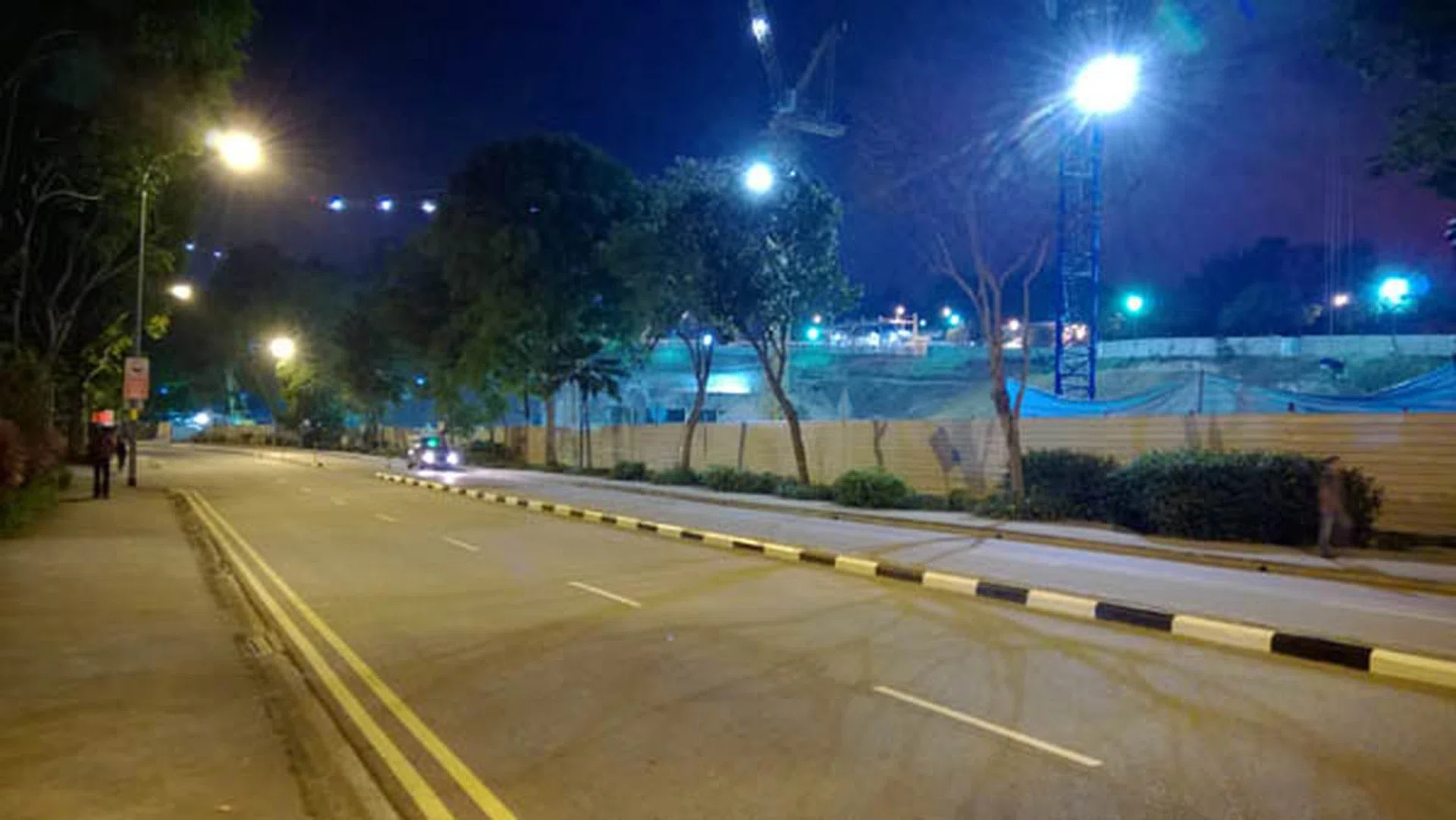 This scene felt rather overly lit; the photo seems to hint that it was shot at about 7pm, when in fact it was taken at 8pm when the sky is rather dark.