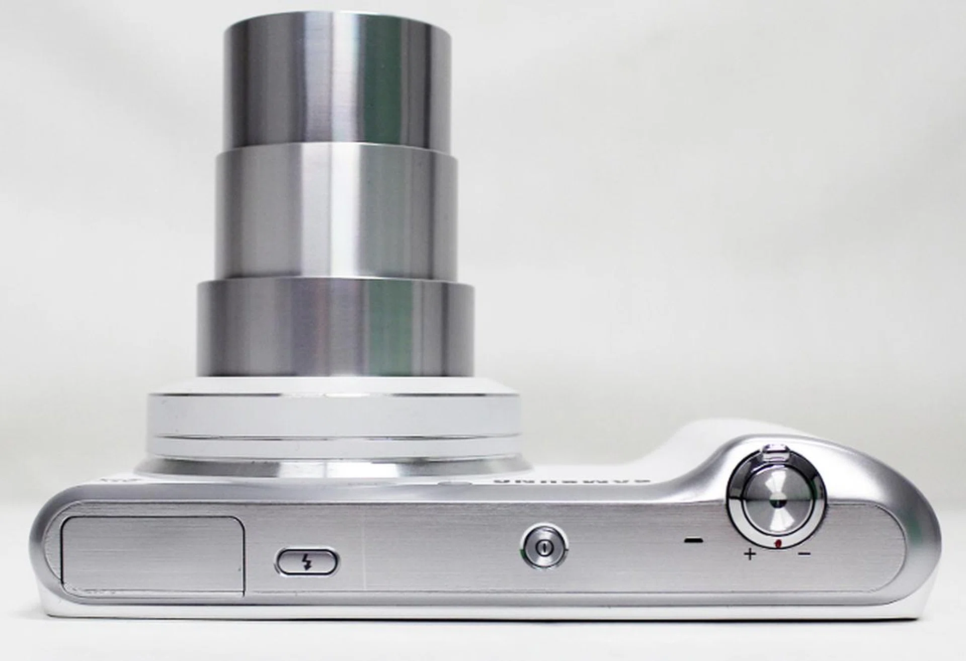 The Samsung Galaxy Camera 2 with its lens fully racked out to give you 21x optical zoom.