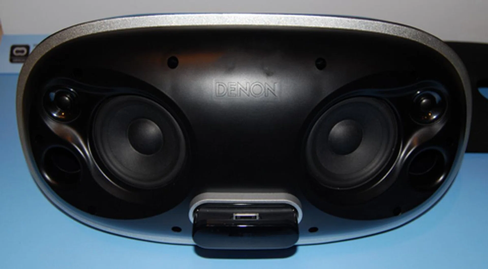 Beneath the cloth grill, which can be washed, you will find the hardware that provides the sound.